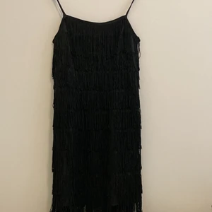 Frans - klänning  - Fransklänning - Svart färg, Storlek: S. Är i bra form 💓