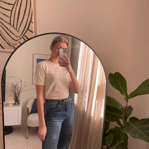 Stickad T-shirt - En stickad T-shirt från NA-KD. Kollektion med Luisa Lion. Creme vit/ljus beige strl s