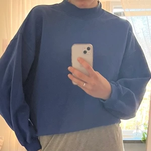 sweatshirt - Klar blå tröja från dr.denim. Sparsamt använd allltså i mycket bra skick. Tvättad få antal gånger oxh blir inte nopprig:) Relativt hög i kragen:) Storlek L men skulle säga att den passar mer som M:)