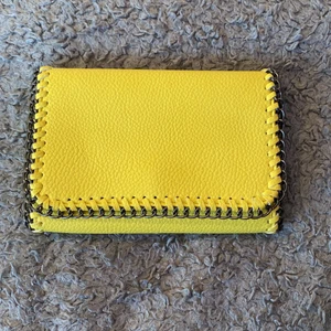 Gul handväska - Superfin gul handväska💛 Säljer eftersom jag aldrig får användning för den, är precis som ny.👌 Två innerfickor med dargkedja och utan. 🌶 Passar bra till vardag och fest🎉. Betalning via swish🍀