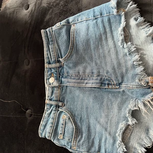Shorts  - Grym snygga shorts från zara med slitningar nertill. Dom är knappt använda och har fortfarande sin fina färg kvar. Dock på bilden ser färgen annorlunda ut, kom privat för en tydlig bild. Frakten ingår