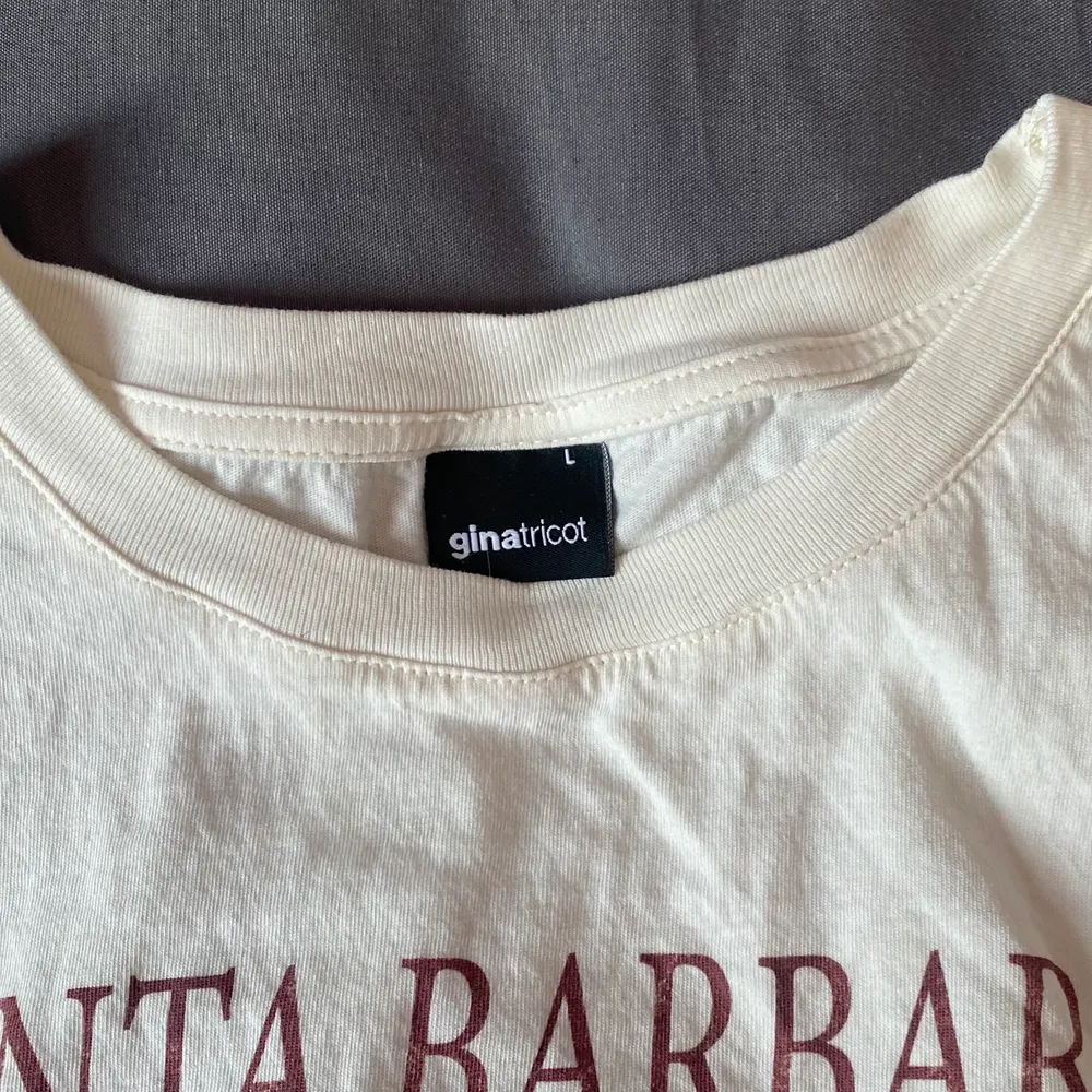 T-shirt från Gina tricot i storlek L, knappt använd och är i bra skick🤎. T-shirts.