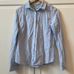 Blå skjorta  - Säljer en ljus blå skjorta storlek S