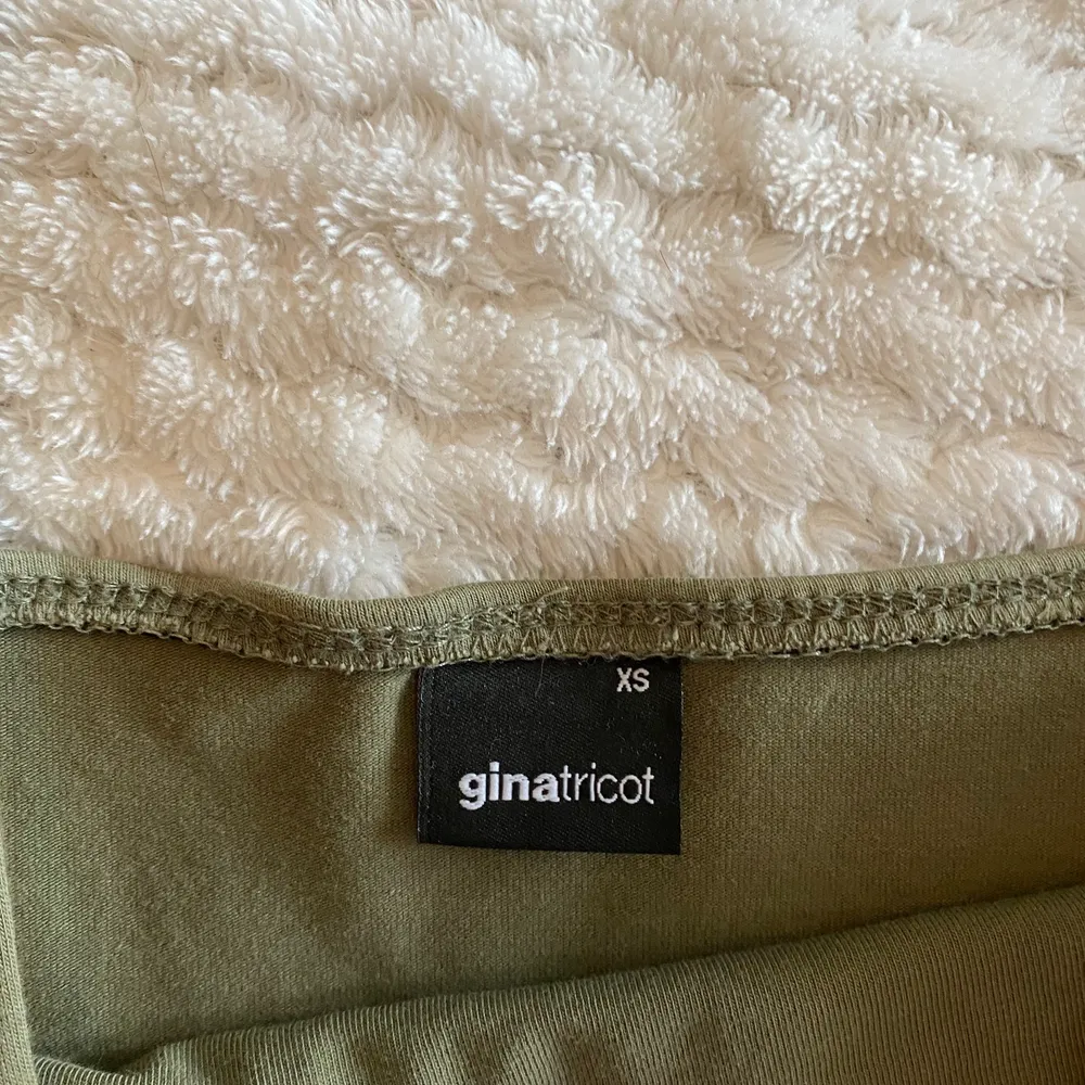 Grönt linne från ginatricot. Säljer pga är för litet. Toppar.