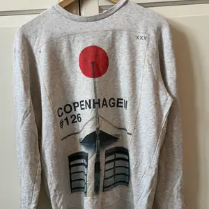 Säljer en cool tröja med något japanskt tryck 