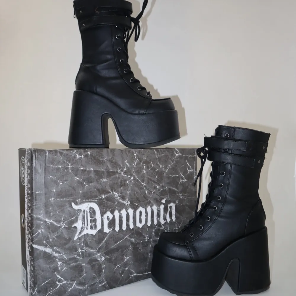 Ett sjukt ”bad-ass” par (plattform) boots från Demonia som är helt nya . Skor.