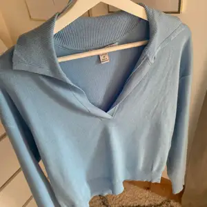 Ljusblå stickad tröja som är väldigt mjuk. Har nästan aldrig använt men riktigt skön🙌🏼⚡️ 100kr + 66kr frakt