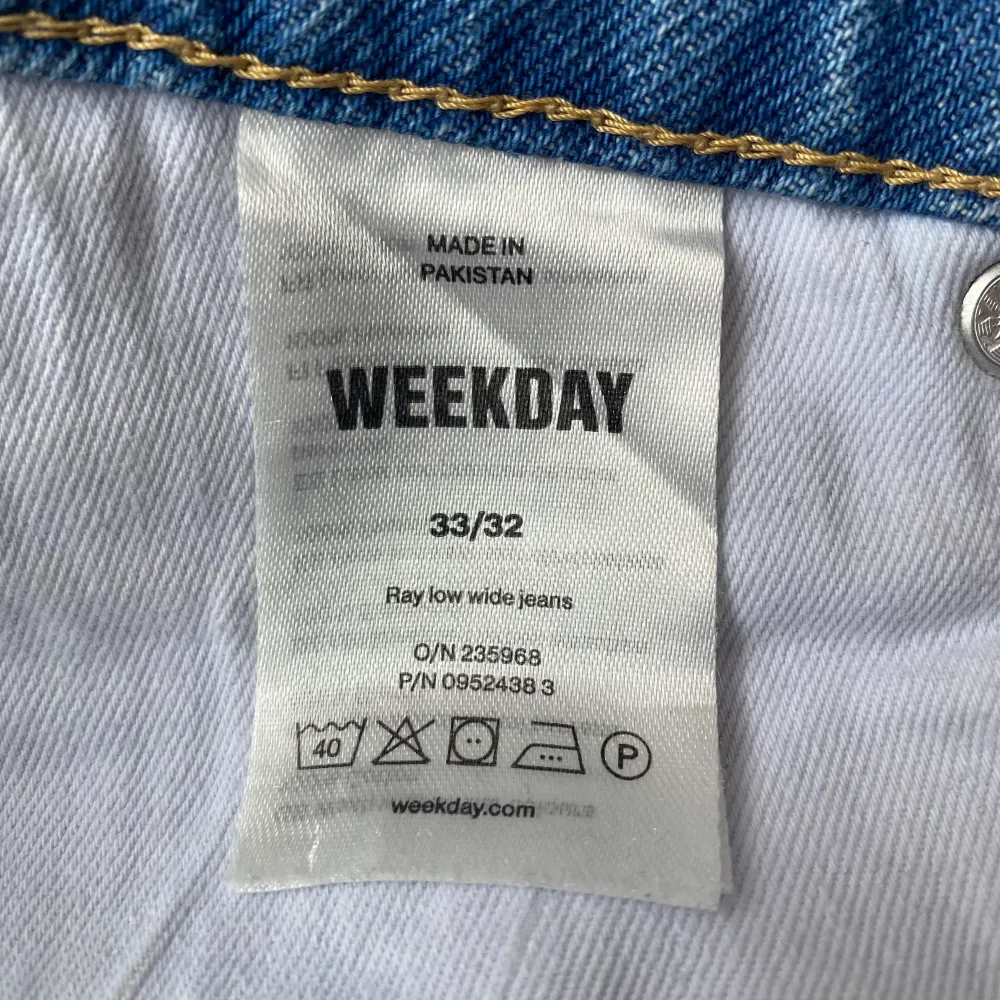 Weekday Ray jeans! Strl 33/32, lite för korta på mig som är 178cm. Kan eventuellt mötas upp i Sthlm/Norrtälje. Köparen betalar frakt. Hör av er vid frågor!. Jeans & Byxor.