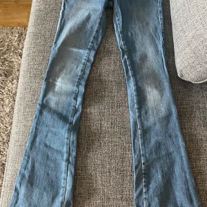 Jeans - Jeans ifrån bikbok storlek XS.