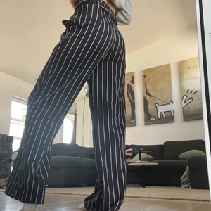 Linn Ahlborg x NA-KD  - Ett par riktigt snygga raka kostymbyxor ifrån Linn Ahlborgs kollektion med nakd. Ner till marken på mig som är 169 💓 Använda en gång, så i nyskick! 