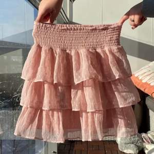 Säljer denna somriga kjol ifrån lindex i storlek 146-152 (passar xs-s) då den inte kommer till användning längre. Frakten är inräknad i priset så 150kr totalt! De två första bilderna är lånade