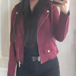 Mockajacka - Säljer denna vinröda mocka jacka som inte längre kommer till användning. Storlek S, pris 100kr 💘 kan diskuteras vid snabb affär INTE ÄKTA MOCKA