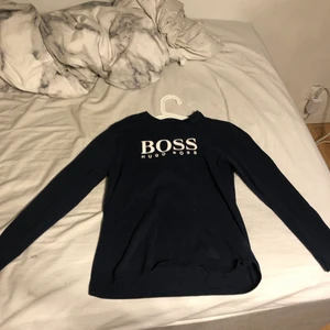 Hugo boss sweatshirt - Hugo boss sweatshirt använd typ 2 gånger. Passar både tjej och kille.