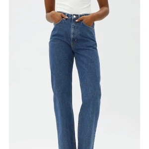 Weekday jeans - Säljer de fina jeansen från weekday som jag knappt använt då de är för stora för mig. Jag älskar färgen och modellen i sig men passar tyvärr inte mig.💕