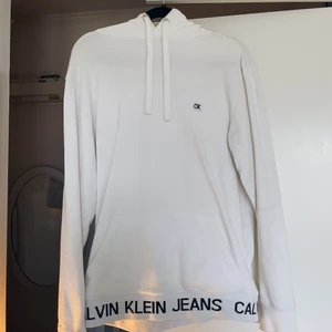 Calvin Klein - Vit Calvin Klein hoodie strl S men passar även som M.  Har massor av fina plagg på min sida bla. FILA-hoodie, Filippa K kavajer, toppar, jackor, skor, bikinis mm. Kika in och lägg ett bud, allt ska bort ❤️