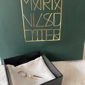 Maria nilsdotter örhänge - Så jävla fint örhänge från Maria Nilsdotter. Använt en gång! Helt nytt, som nytt (utan repor och skador)🥰💗 i silver. Finns ej kvar att köpa. Orginalpris 2400kr ca. För ett örhänge❤️ fler bilder kan tas😁