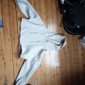 Huddinge från gina tricot strl s - Beige huddie i strl s i mycket bra skick. Priset går att diskutera 