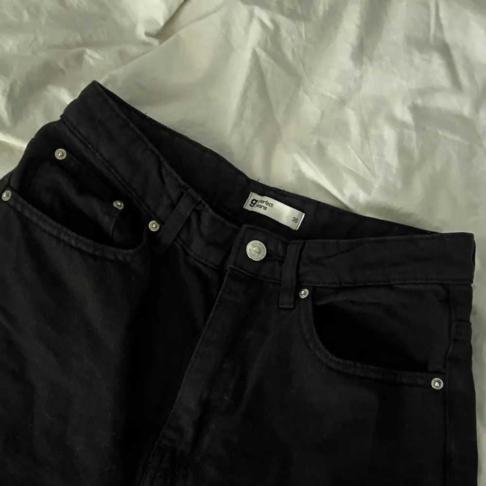 Säljer mina fina jeans från Gina tricot💓 väldigt fint skick! Jag är 163cm och byxorna är avklippta! . Jeans & Byxor.