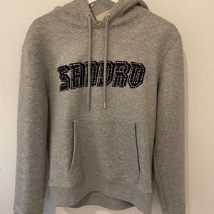 Superfin hoodie från Sandro Paris som tyvärr är för liten för mig. Sitter som en S. Köpt för ca 2000 och ser ut som ny, inga defekter alls. 