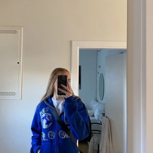 Aim for the moon  - Säljer denna blåa slutsålda aim for the moon zip up.SKRIV FÖR FLER BILDER<3