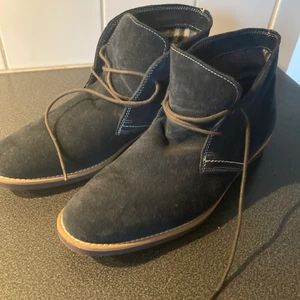 Gant Skor - Helt nya Gant skor, en lite finare stil. Ett tillfälle använda. Prislapp står kvar. Storlek 40/41. Mycket fint skick!! Priset är en rikt linje, kom gärna med bud. Frakt tillkommer och står av köparen. 