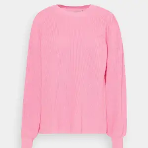 Säljer nu denna super bekväma rosa stickade tröja i storlek M. Super fint skick och knappt använd. Köpt för 649kr säljer för 320kr