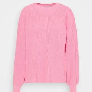 Rosa stickad tröja - Säljer nu denna super bekväma rosa stickade tröja i storlek M. Super fint skick och knappt använd. Köpt för 649kr säljer för 320kr