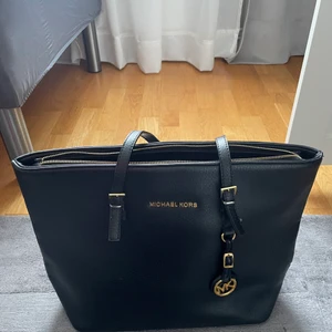 Michael kors väska - En fin Michael kors väska. Pris kan diskuteras vid snabbaffär. 