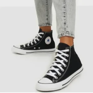 Converse - Köpa för en vecka sedan och använd 2 gånger, helt perfekta men jag skulle vilja ha en storlek mindre. Köpta för 800 säljer för 500. Kan skickas spårbart men även mötas upp.