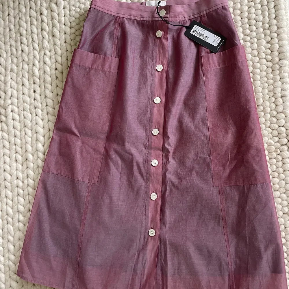 Wood Wood Hazel cotton silk skirt Material: bomull, silke  Skick: aldrig använd. Kjolar.