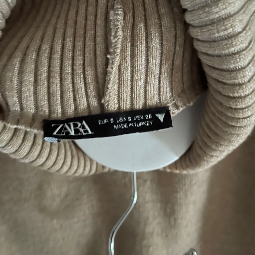 En jätte fin tröja från Zara som jag tror inte finns till försäljning längre, lite tjockare material . Aldrig använt, helt nytt skick ❤️. Stickat.