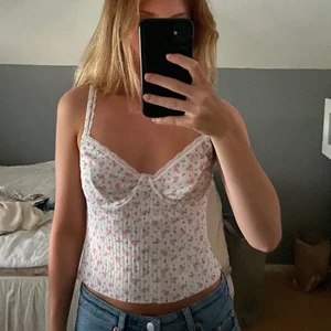 Korsett  - Söt ”korsett” topp. Fint mönster 