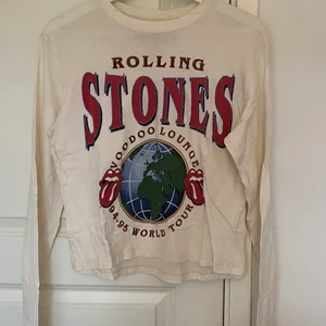 Långärmad tröja - Perfekt långärmad tröja med tryck på framsidan. Mycket bekvämt material som är slittåligt 😍