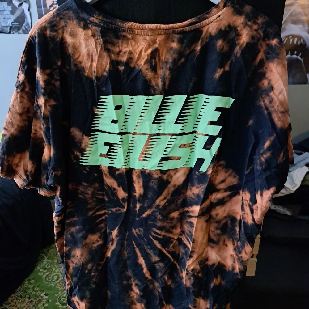 Tshirt som jag tiedye blekt själv för att göra den mer unik. Oversized. Säljer för jag slutade lyssna på henne men älskar tröjan fortf :) . T-shirts.