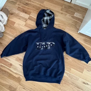 Beyond retro hoodie - Såsåså fin blå hoodie köpt på beyond retro med rutmönster i luvan. Passar allt mellan XS-L