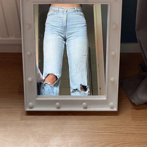 Byxor  - Håliga byxor från monki. Strlk 36