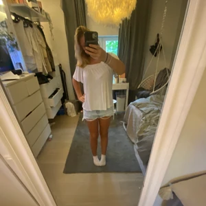 Söt vit topp  - Säljer nu min så söta sommar topp från kappahl köpte för 350 säljer för 200. Storlek M/S. Tröjan är lite längre i armarna och e väldigt mjukt i tyget. Skriv privat vid intresse 