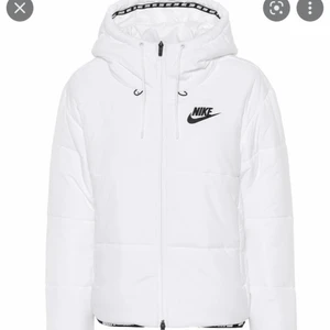 Dunjacka från Nike - Dunjacka från Nike i bra skick! Nypris 1099 kr, säljer den för 200. Säljer för att den ej kommer till användning.