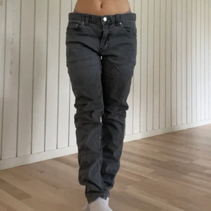 Lågmidjade jeans - Grå jeans från märket Blk Dnm, lappades där storleken står syns ej men skulle säga att dom passar M/ s?,  innerbenslängden är ca 72cm, jag har xs i vanliga fall