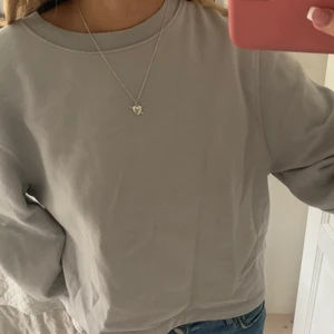 Zara sweatshirt!  - Grå sweatshirt från zara, nästan helt oanvänd!  Köparen står för frakt! 