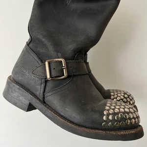 PRIMEBOOTS - Hej✨ Säljer mina svarta primeboots i storlek 37 🖤 Skorna är i fint skick.  