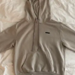 Beige hoodie från H&M. Bra skick. 