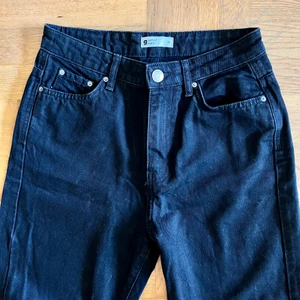 Jeans Gina Tricot - Svarta jeans från Gina Tricot. Mycket fint skick. Dam strl 36. 