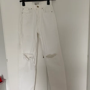 Gina Vita 90’s High Waist jeans strl 32 - Vita jeans från Gina Tricot i modellen ”90’s high waist jeans”. Storlek 32 men passar även 34. Använda fåtal gånger, fint skick! Köparen betalar frakt alt möts i Lund💕 