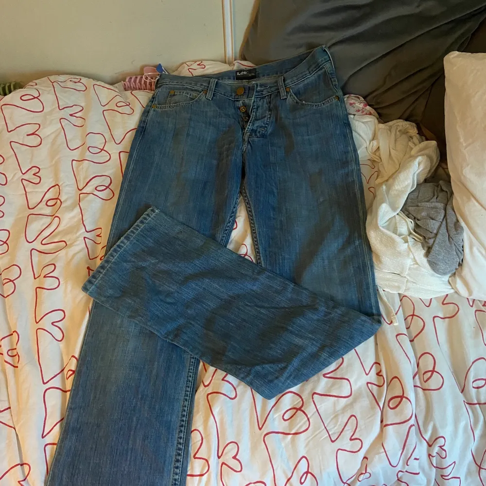 Ett par jeans som jag köpte från sellpy men köpte på sellpy men dom var för små på mig tyvärr!  Skriv vid intresse!❤️ Jag kommer resa bort över helgen men på måndag kommer jag starta budgiving och svara på alla frågor om mått mm❤️. Jeans & Byxor.