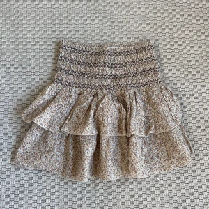 Mönstrad kjol - Säljer denna super fina blommiga kjol från  Neo Noir. Har ändlöst ca 3 ggr och säljer pga av att den inte används❣️ nypris 700