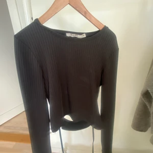 Svart långärmad tröja från Nakd. - Svart tröja med öppen rygg från nakd i strl XS. Säljer för 100 kr + frakt 