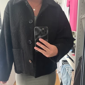 Jacka från monki  - Super fin vår jacka som bara är använd fåtalet gånger. Strl Xs men är stor i storleken 