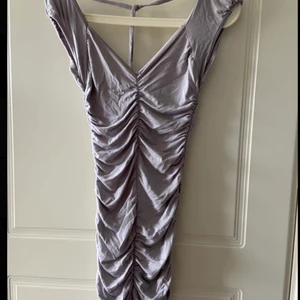 Klänning i strl S-M - En jätte fin klänning som inte har kommit till nytta! stog ingen storlek på den men jag har strl S-M!