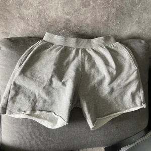 gina tricot shorts - Ett par shorts från gina tricot, har använt de 1-3 gånger bara här hemma! de kommer inte till nån användning och lite för små i strl!